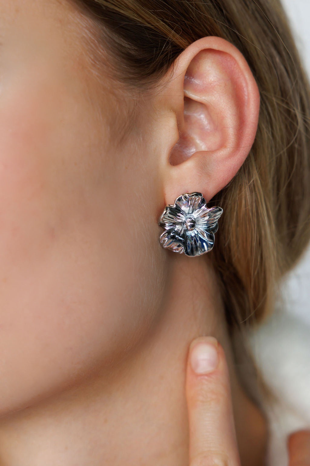 silver white gold flower floral earrings  womens jewellery 
Waterproof, tarnish-free hypoallergenic sustainable unique
