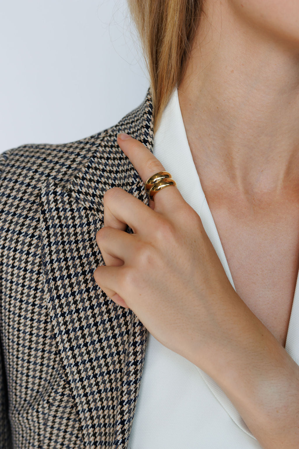 gold womens jewellery ring waterproof affordable close up
